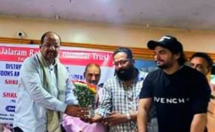 संस्था राम रोटी द्वारा आयोजित नोटबुक व यूनिफॉर्म वितरण कार्यक्रम में पहुंचे सांसद श्री गोपाल शेट्टी....