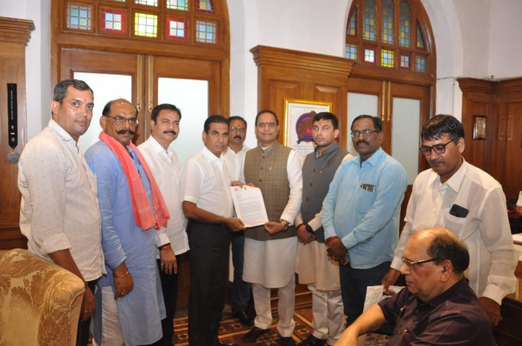 राष्ट्रीय फेरीवाला नीति को लागू करने की मांग : एमएलसी राजहंस सिंह के नेतृत्व में मनपा आयुक्त से मिला भाजपा प्रतिनिधि मंडल 