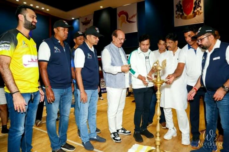 त्रिदिवसीय बैडमिंटन टूर्नामेंट के आयोजन के उद्घाटन में पहुंचे मुंबई कांग्रेस के ट्रेजरर भूषण पाटिल...