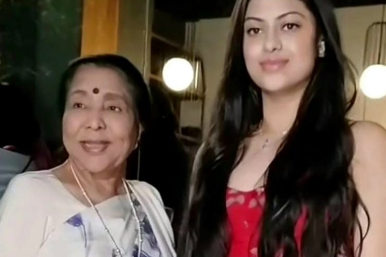 Asha Bhosle on a date with pretty granddaughter actor-singer Zanai Bhosle  at Mizu, Bandra to relish Asha Tai's favourite Japanese cuisin  