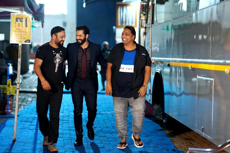 VarunDhawan looks sharp as he gets spotted with Director Amar Kaushik and Ganesh Acharya shooting for the track of his much awaited next #Bhediya