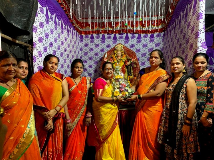 नवरात्रि मंडल की महिलाओं ने किया नगरसेविका वंदना विकास पाटिल का सत्कार