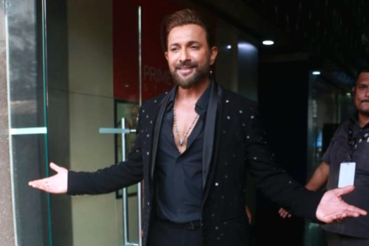  Terence Lewis & Vishal Mishra were spotted on the sets of Jhalak Dikhhla Jaa for the promotion of their new romantic song "Aao Naa" presented by Clik Records...