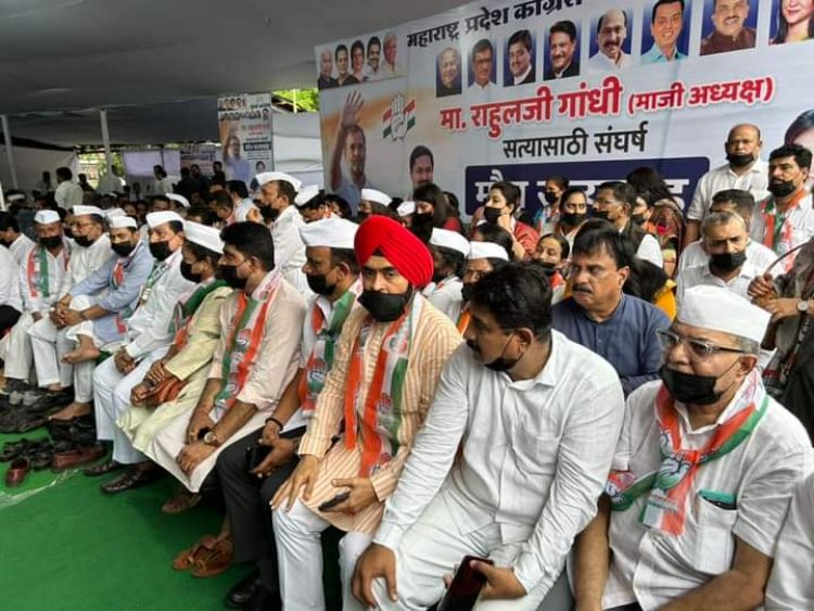मुंबई में गांधी जी की प्रतिमा समक्ष कांग्रेस ने केंद्र सरकार के विरोध में किया मौन सत्याग्रह