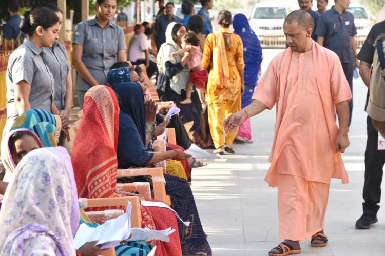 CM Yogi Adityanath ने जनता दर्शन के दौरान लोगों को हर पीड़ा के निवारण का दिया भरोसा