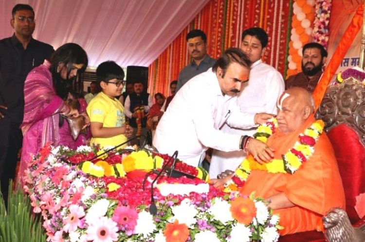 नवऊर्जा फाउंडेशन आयोजित श्रीरामकथा में श्री राम जन्म उत्सव प्रसंग , पहुंचे शहर के दिग्गज