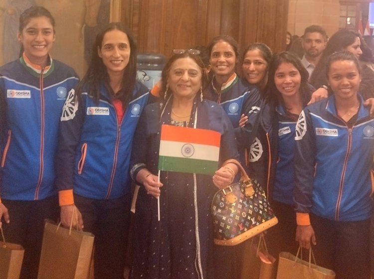 LONDON में भारतीय महिला हॉकी टीम से डॉ. मंजू लोढ़ा ने की मुलाकात
