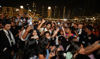 Kartik Aaryan shakes leg with fans at the world famous fountain area in Dubai Mall for Bhool Bhulaiyaa 2 title track