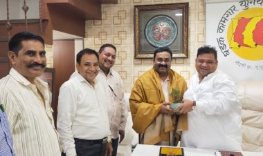 धड़क कामगार मोर्चा ने डॉ द्रिगेश यादव को सम्मानित किया