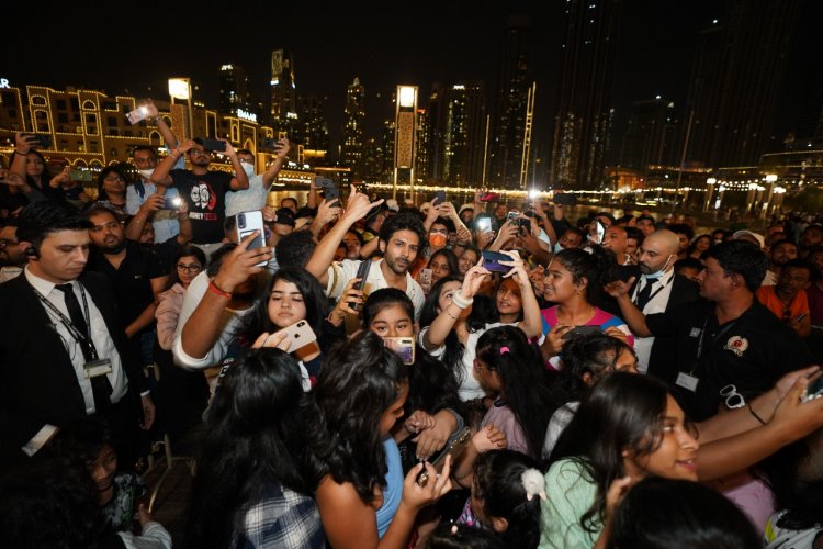 Kartik Aaryan shakes leg with fans at the world famous fountain area in Dubai Mall for Bhool Bhulaiyaa 2 title track