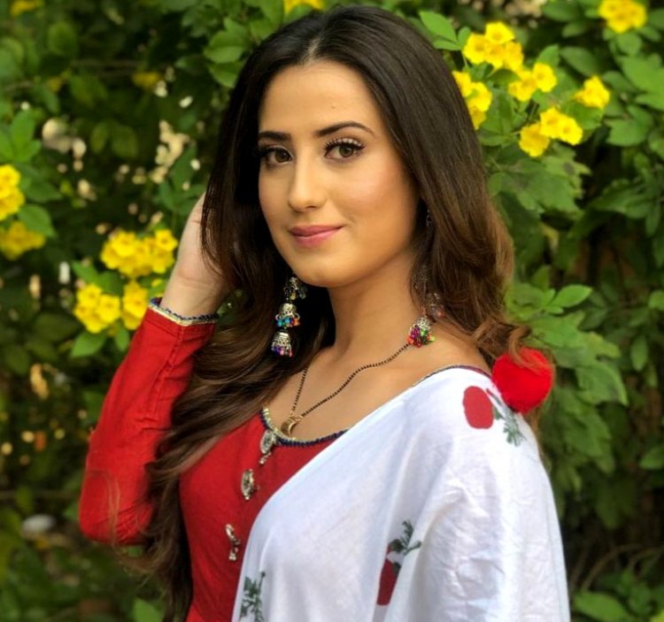 I want to tell my fans that there is a tiny tiny surprise in the season 3 of Blind Love : Aalisha Panwar