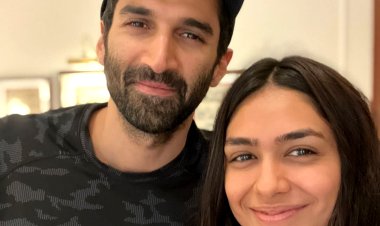 मृणाल ठाकुर दिल्ली में फिल्म गुमराह के सह-कलाकार आदित्य रॉय कपूर के साथ हुई रीयूनाइट