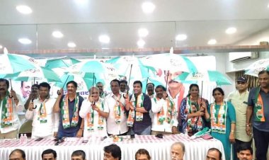 मुंबई कांग्रेस के बैनर तले डॉक्टर किशोर सिंह द्वारा 600 वरिष्ठ नागरिकों को मुफ्त छतरी वितरण...