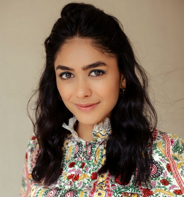 Mrunal Thakur books tickets of her recent film for the entire staff of a coffee house in Mumbai