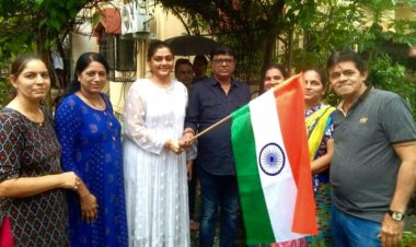  दहिसर में 'हर घर तिरंगा, घर-घर तिरंगा अभियान' : नागरिकों में तिरंगा झंडा वितरित 