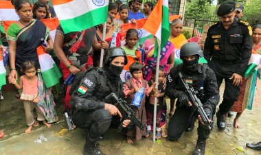 26एससीजी ,एनएसजी ब्लैक कैट कमांडोज का आदिवासी इलाकों में मिशन तिरंगा ध्वज वितरण ...