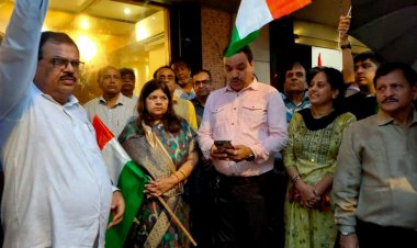 आज़ादी का अमृत महोत्सव : गोरेगांव में तिरंगा विद्युत पोल का लोकार्पण