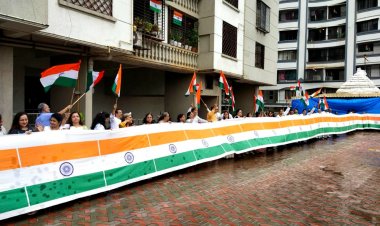 आजादी की 75 वीं सालगिरह पर देशप्रेमी नागरिकों द्वारा  75 फीट लंबे तिरंगे के साथ परेड.....