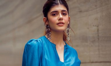 How can we have mid-week blues when Sanjana Sanghi is here to illuminate your day with her glorious looks !