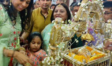 भगवान श्री महावीर स्वामी का पालना झुलाने जैन महावीर स्वामी मंदिर पहुंचीं डॉ. मंजू लोढ़ा 