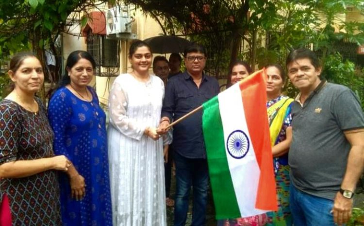  दहिसर में 'हर घर तिरंगा, घर-घर तिरंगा अभियान' : नागरिकों में तिरंगा झंडा वितरित 