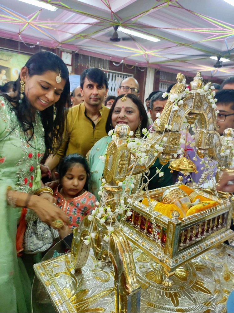 भगवान श्री महावीर स्वामी का पालना झुलाने जैन महावीर स्वामी मंदिर पहुंचीं डॉ. मंजू लोढ़ा 