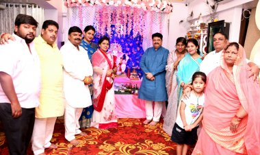 गणपति बप्पा के दर्शन के लिए रमेश सिंह के घर पहुंचे सांसद मनोज कोटक 