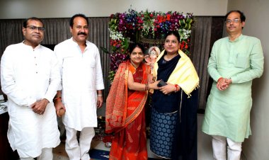 घरेलू गणेशोत्सव में शामिल होने पहुंचे भाजपा विधायक एड. पराग अलवनी