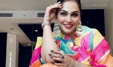 Isha Koppikar Narang pays a colorful tribute to 9 colours of Navratri ...