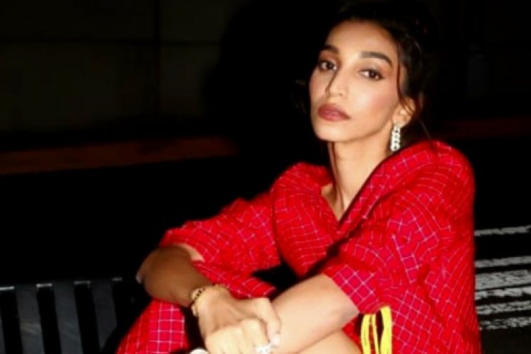 Stalking Fashion Blogger Juhi Godambe at New York Fashion Week 2022 is equal to following every global fashion trend. She looked like a million buck in @toryburch's spring/ summer 2023 collection which is inspired from the 90s. 