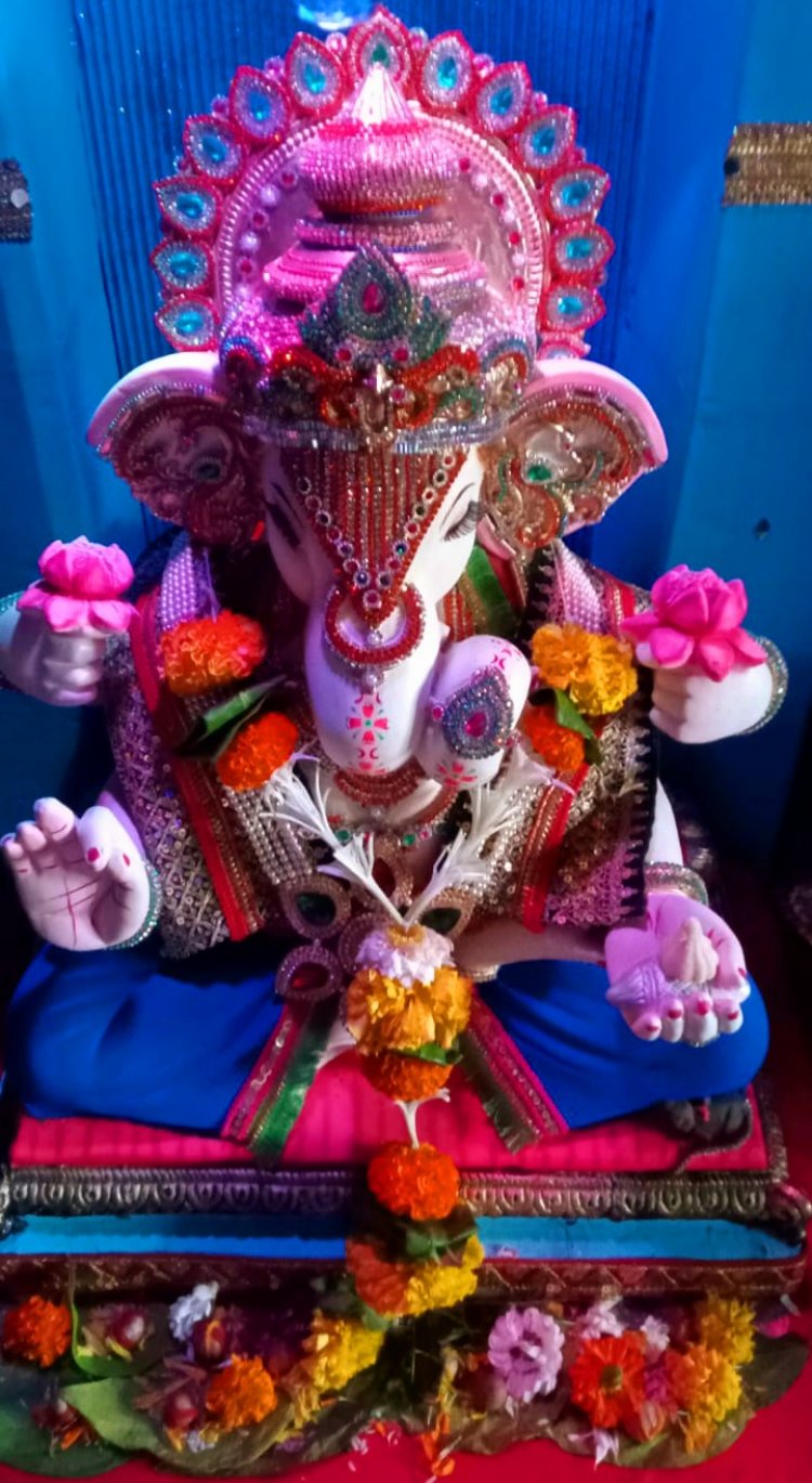 JAI GANESH :  मां सरस्वती के पुजारी के घर भी पधारे श्री गणेश