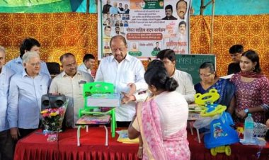 सांसद श्री गोपाल शेट्टी ने आदिवासी बस्ती के छात्रों में शैक्षणिक सामग्रीयों का किया वितरण