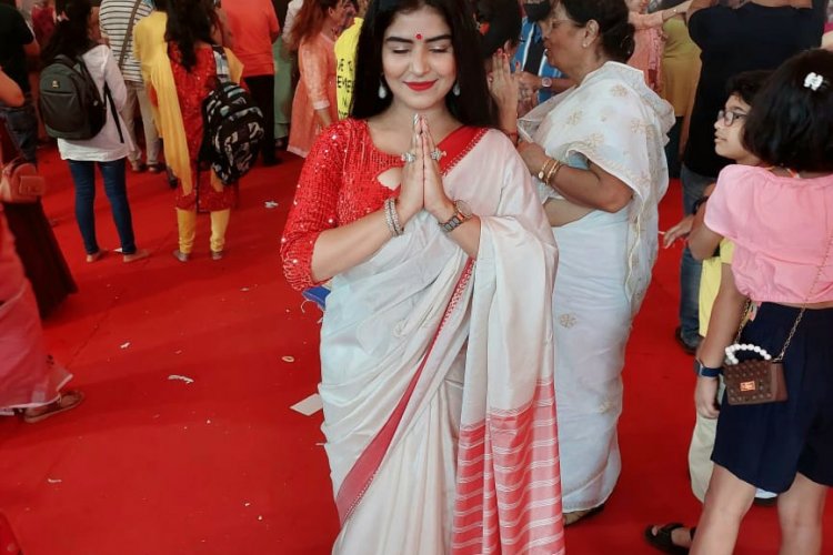 SPOTTED : Film FAN And Kaanchli Fame Actress Shikha Malhotra Spotted At Singer Abhijit Ji's  Durgotsav At  Lokhandwala , Andheri..