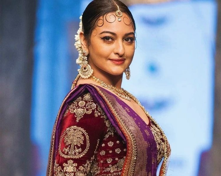 Sonakshi Sinha stuns in  two distinctive looks at the Fashion Week !