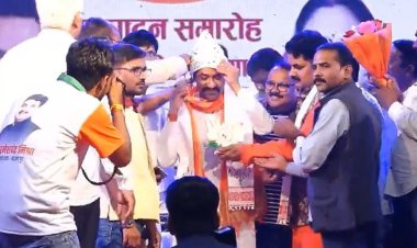 बदलापुर महोत्सव में प्राथमिक शिक्षकों ने सांसद दिनेशलाल यादव निरहुवा को किया सम्मानित 