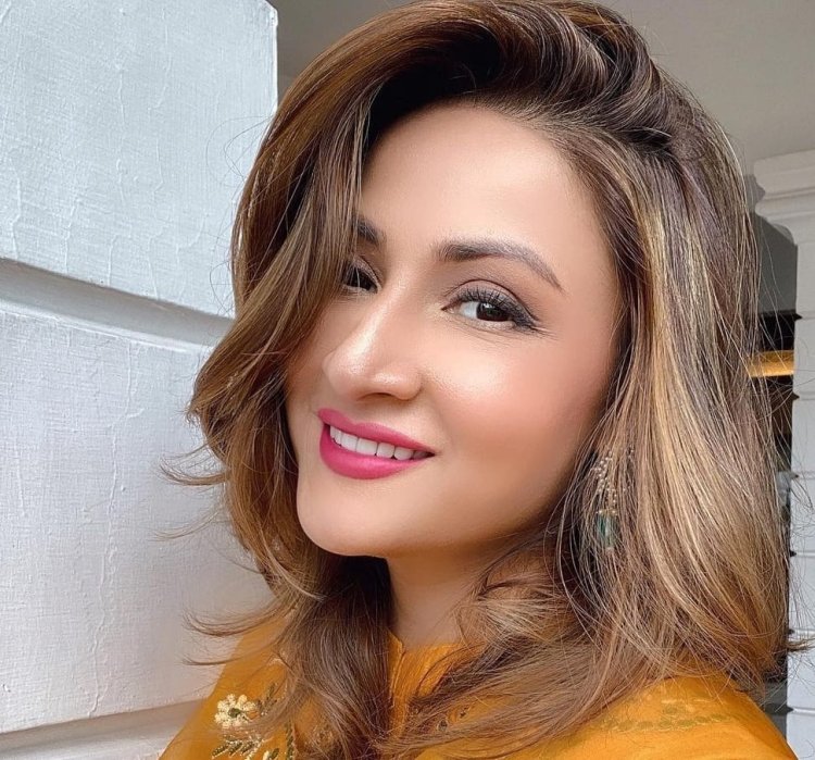 Popular TV Star Urvashi Dholakia created her women's community "I Am Enough"