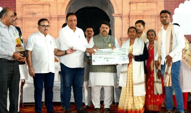 देशभक्ति के गूंजते नारों के बीच "शहीद परिवार गौरव समारोह" संपन्न