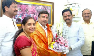 शिवसेना का राष्ट्रीय प्रवक्ता बनाए जाने पर सांसद राजन विचारे ने शैलेश पांडे को किया सम्मानित