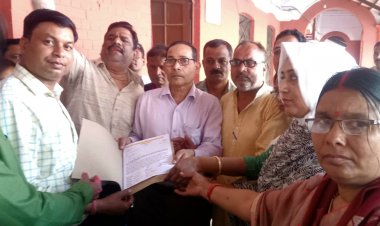 जिलाधिकारी के माध्यम से पुरानी पेंशन के संदर्भ में मुख्यमंत्री के लिए सौंपा गया ज्ञापन