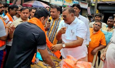 पूर्व नगरसेवक कमलेश यादव ने महाराष्ट्र दिन पर किया श्रम कार्ड वितरण और कामगार सत्कार समारोह का आयोजन 