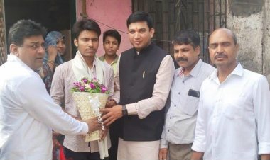 10 वीं में टॉपर बीएमसी स्कूल छात्र का बीजेपी नेताओं ने किया सम्मान ...