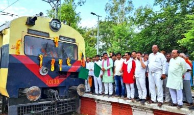 बदलापुर विधायक रमेशचंद्र मिश्र ने मेमू ट्रेन को दिखाई हरी झंडी