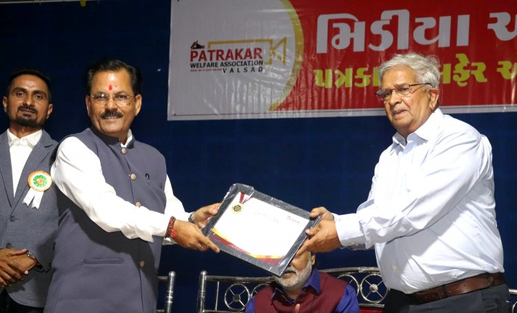 वलसाड के वरिष्ठ पत्रकार श्यामजी मिश्र को पत्रकारिता अवार्ड प्रदान किया गया