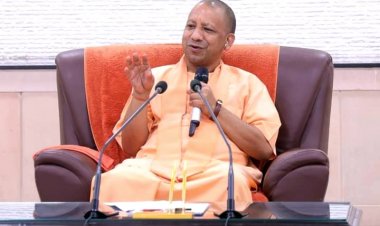 मुख्यमंत्री योगी आदित्यनाथ ने 'जनता दर्शन' में उपस्थित लोगों की समस्याएं सुनीं