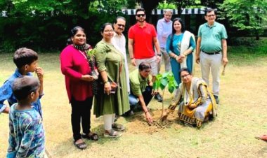 नोएडा के सिटी पार्क में संस्था "सोशल एंड मोटिवेशनल ट्रस्ट" ने पौधारोपण का किया आयोजन