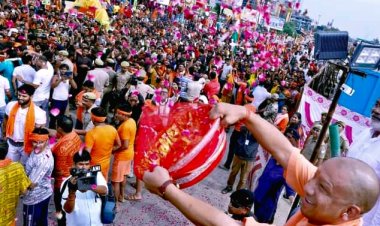 मुख्यमंत्री योगी आदित्यनाथ ने कांवड़ यात्रियों पर की पुष्पवर्षा