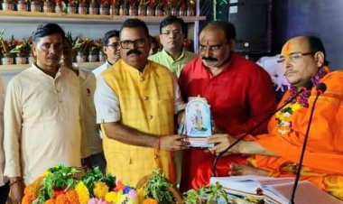 करुणा निधान सेवा प्रचार प्रसार चैरिटेबल ट्रस्ट आयोजित श्रीमद्भागवत कथा में पहुंचे पूर्व नगरसेवक कमलेश यादव