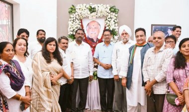 पूर्व केंद्रीय मंत्री स्व. गुरुदास कामत की पुण्यतिथि पर उन्हें श्रद्धांजलि देने पहुंचे शहर के दिग्गज