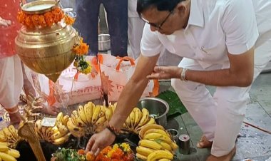 श्रावण मास के अंतिम सोमवार कृपाशंकर सिंह द्वारा कालीना में शिवलिंग पर जलाभिषेक 