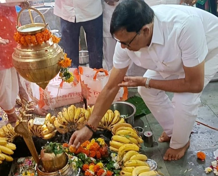 श्रावण मास के अंतिम सोमवार कृपाशंकर सिंह द्वारा कालीना में शिवलिंग पर जलाभिषेक 